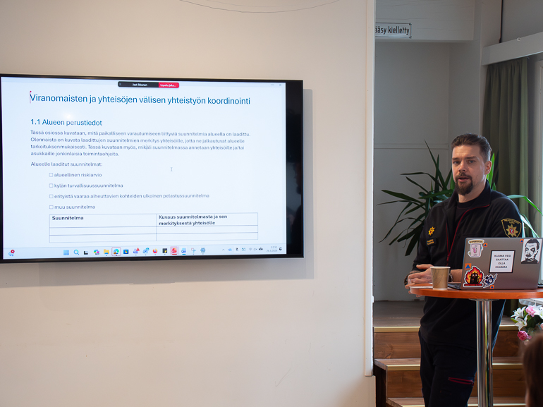 A representative from the rescue services presenting a tool.